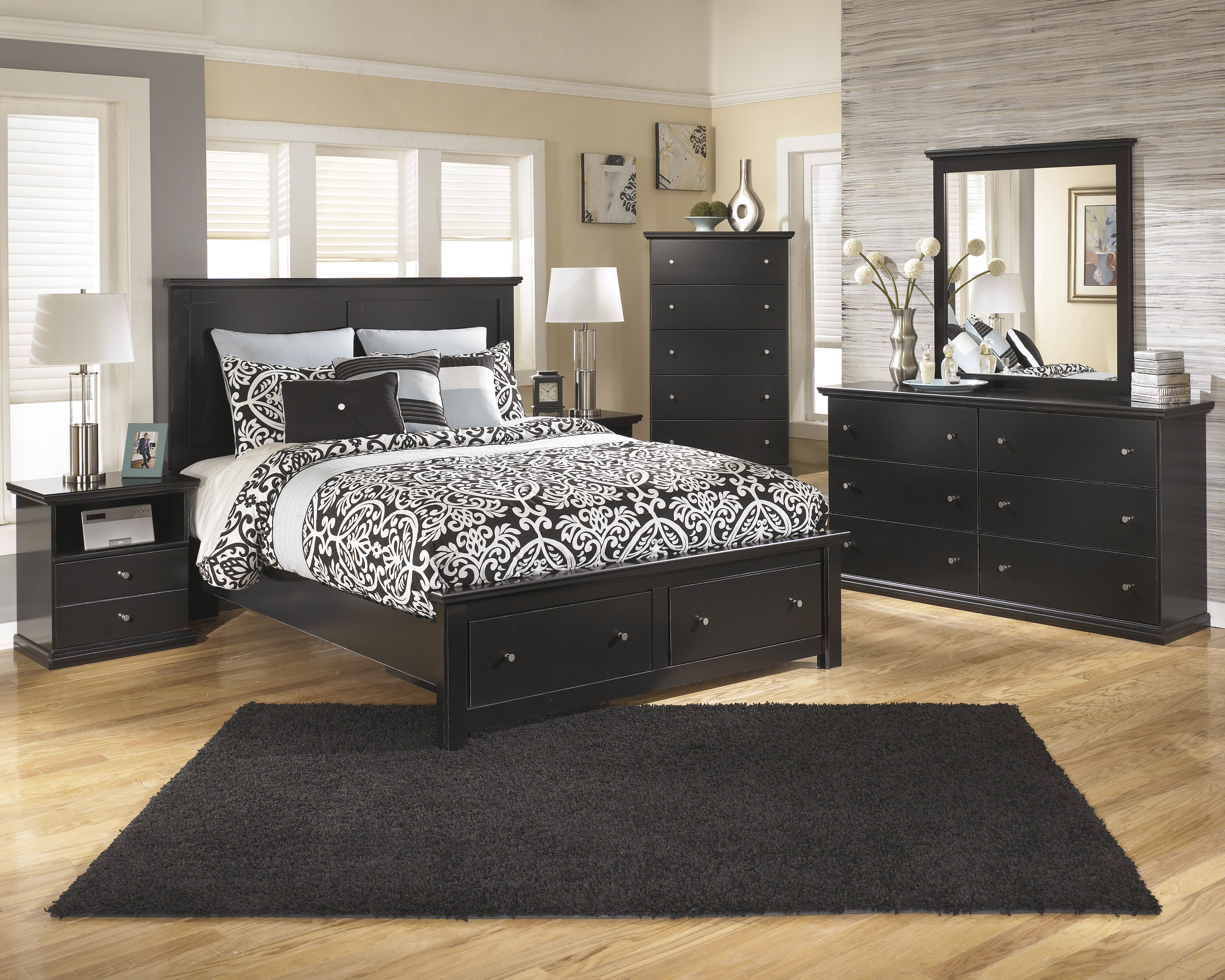 Кровати темного цвета. Ashley Furniture кровать черная. Maribel комод Ashley. Кровать Эстетика Марибель. Спальня с черной мебелью.